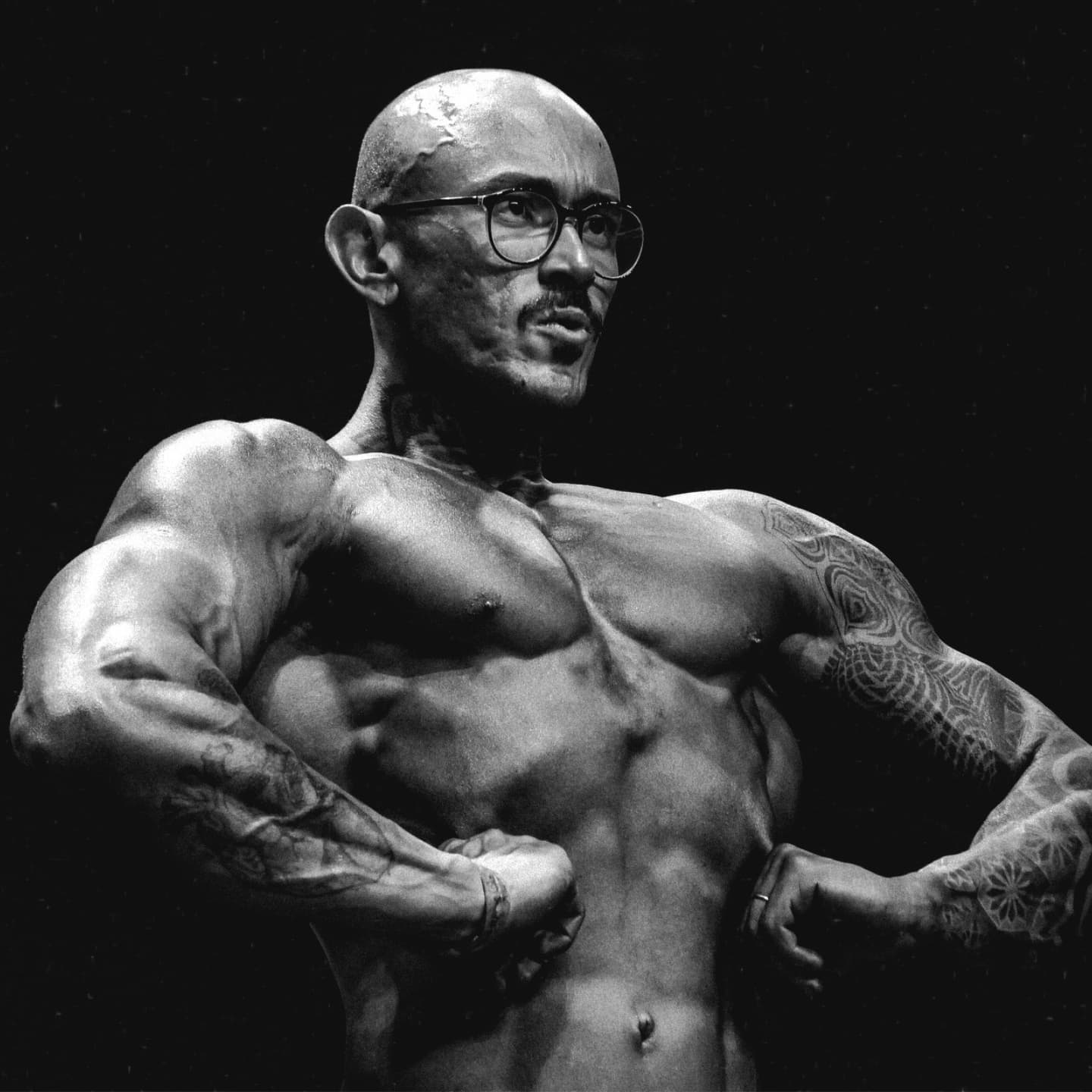Luã “Kuririn” Dornelas, atleta IFBB, em pose no palco